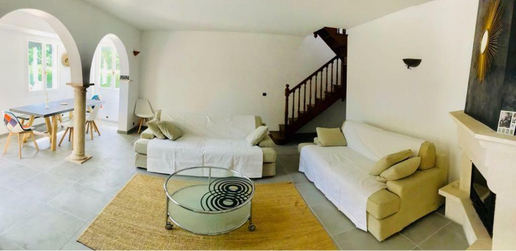 Villa In Provence With Private Pool ลีล-ซูร์-ลา-ซอร์ก ภายนอก รูปภาพ
